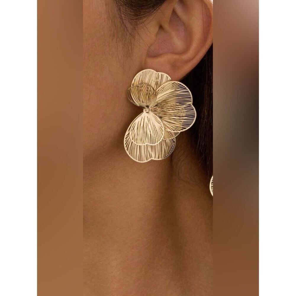 Delicate Gold Floral Earrings M757